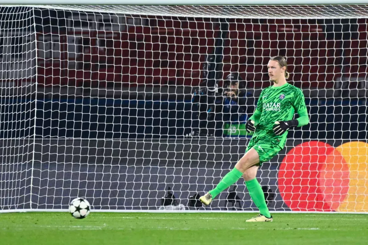 Сафонов в составе ПСЖ на поле против Ланса