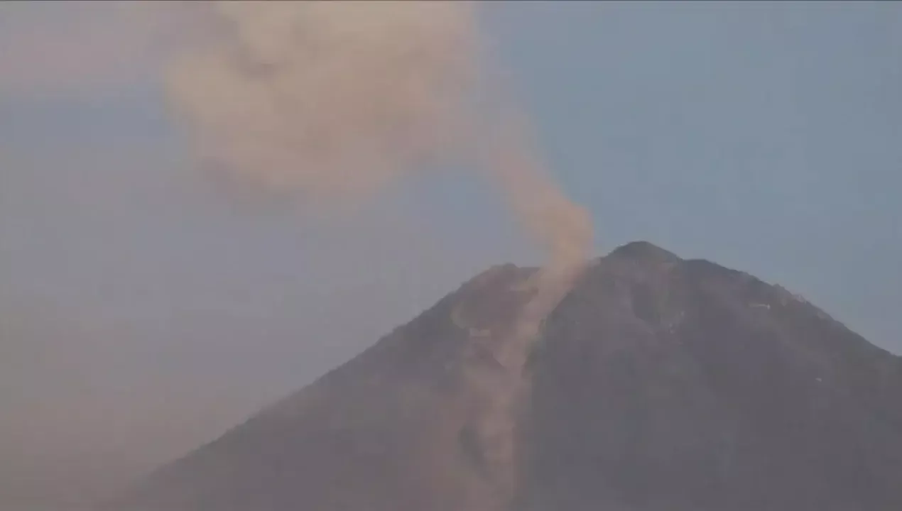 Semeru vulqoni ikki marta otilib, xavf darajasi oshdi