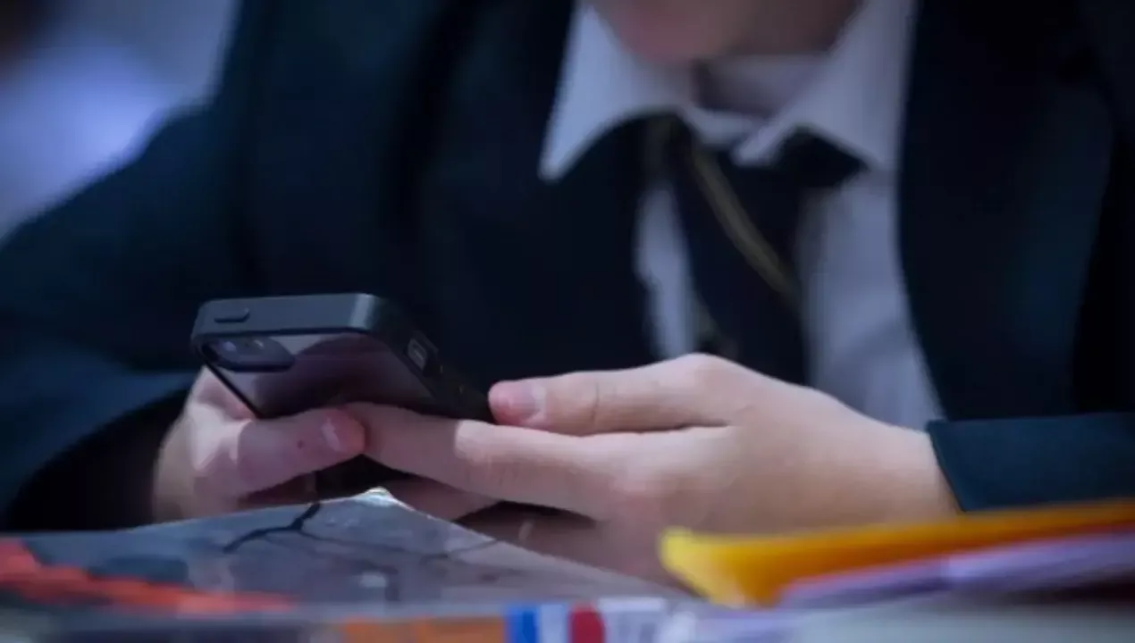 Shvetsiyada maktablarda mobil telefon taqiqlandi