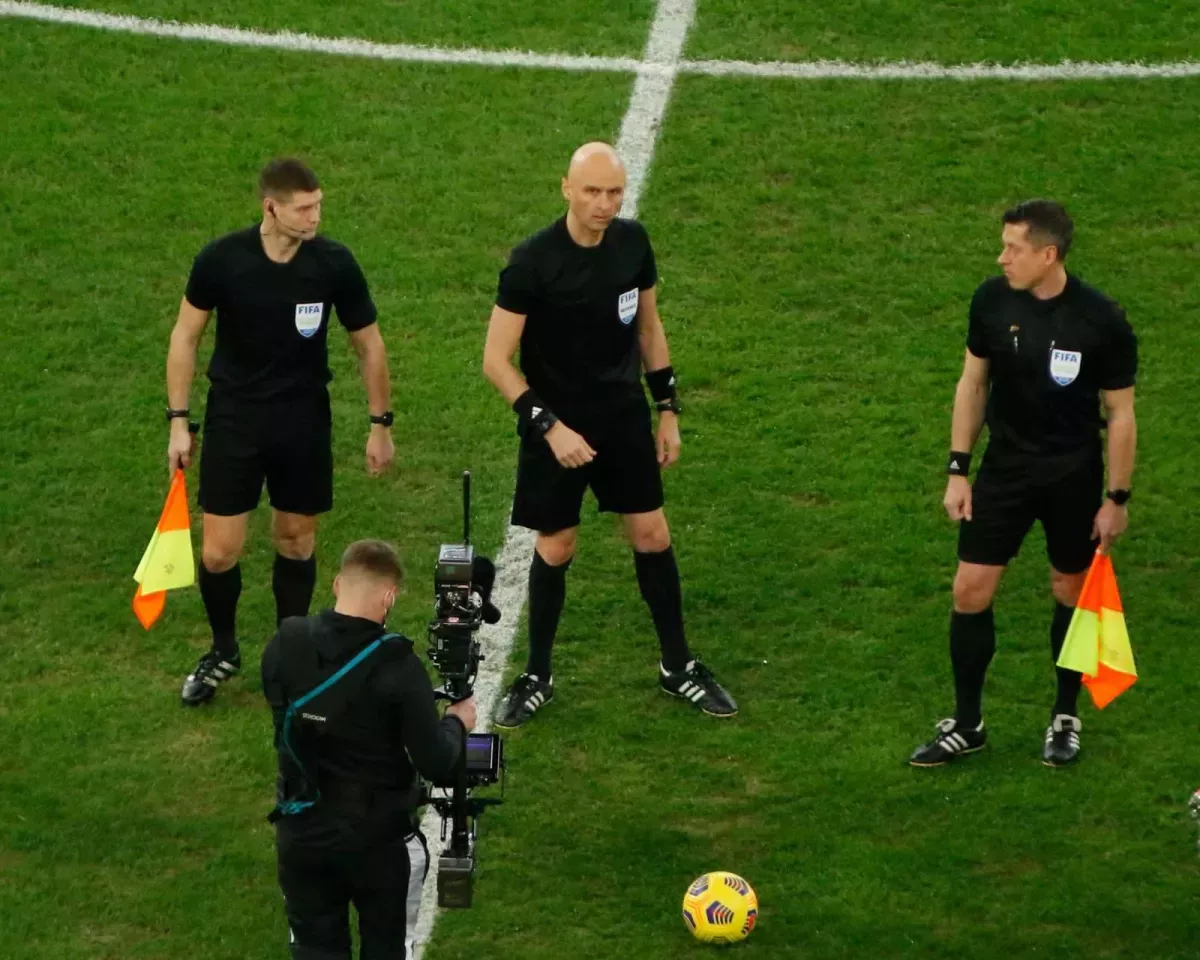 Бывший судья сказал, что из-за VAR игра замедлилась