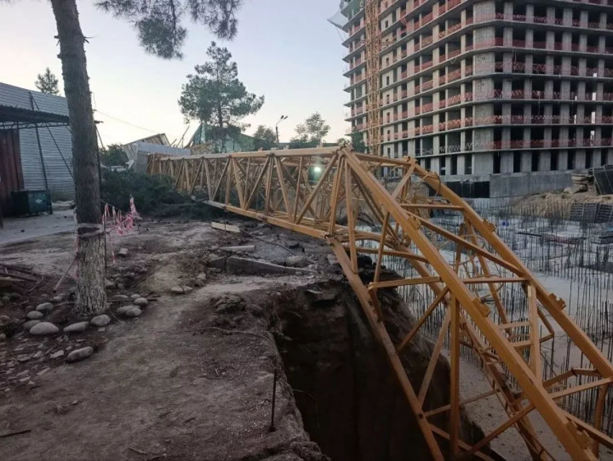 Toshkentda minorali kran qulab, operator halok bo‘ldi