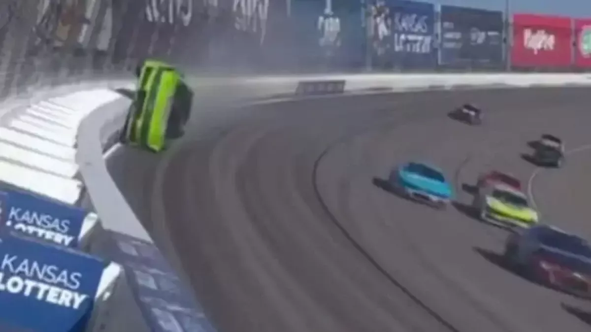 Zeyn Smit NASCAR poygasida xavfli avariya qildi