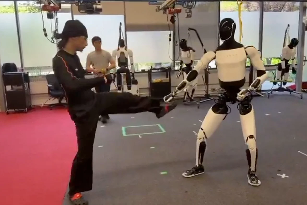 Tesla Optimus robot demonstrated in kung-fu training