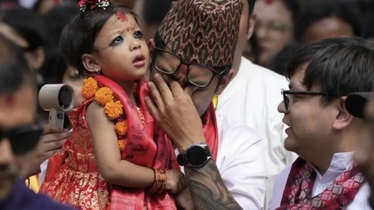Nepalda ikki yoshli qiz tirik ma’buda etib tan olindi
