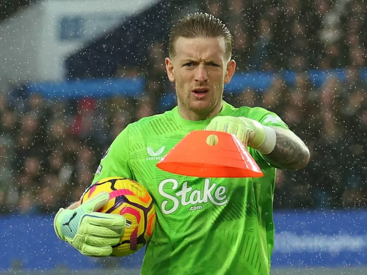 Jordan Pickford signs a new contract with Everton