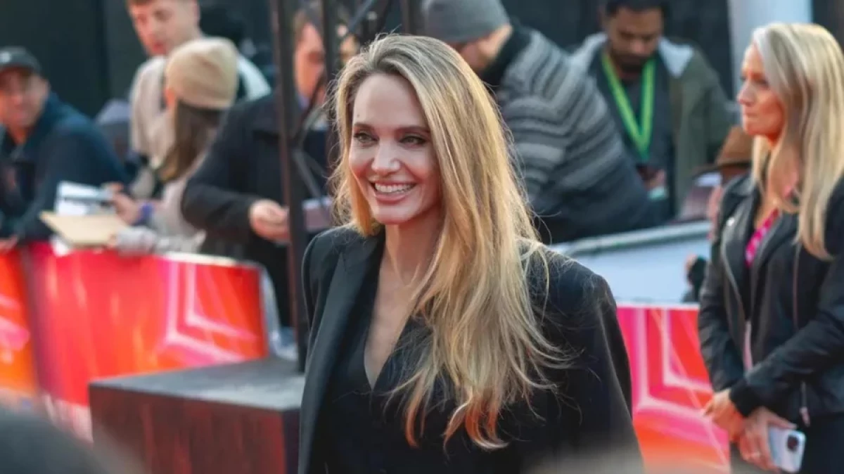 Angelina Jolie demanded expenses from Brad Pitt in court
