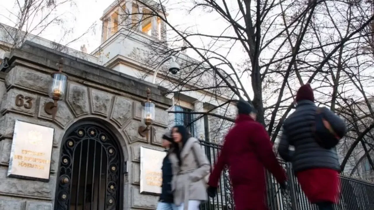 В посольстве России в Берлине угрожали ножом