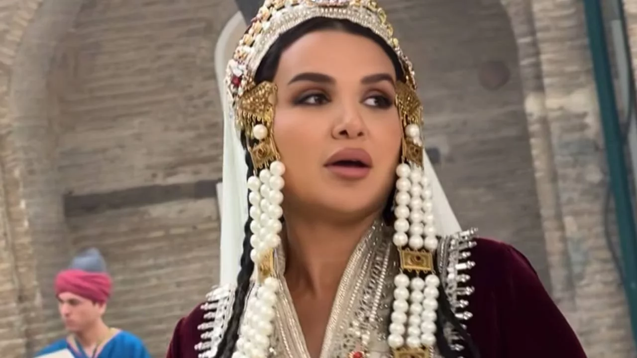 Nilufar Usmonova tarixiy bino oldida yangi klip suratga olyapti
