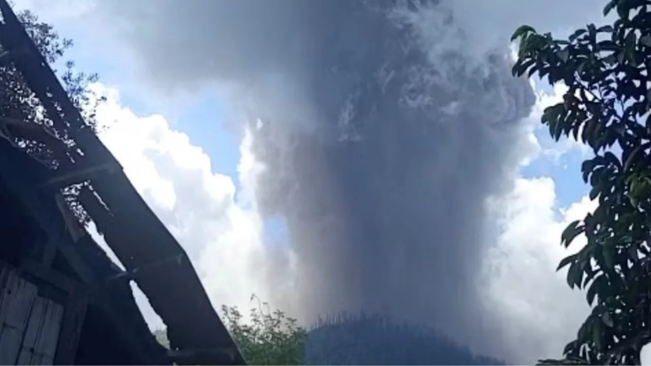 Levotobi volcano erupted twice at 10 km altitude