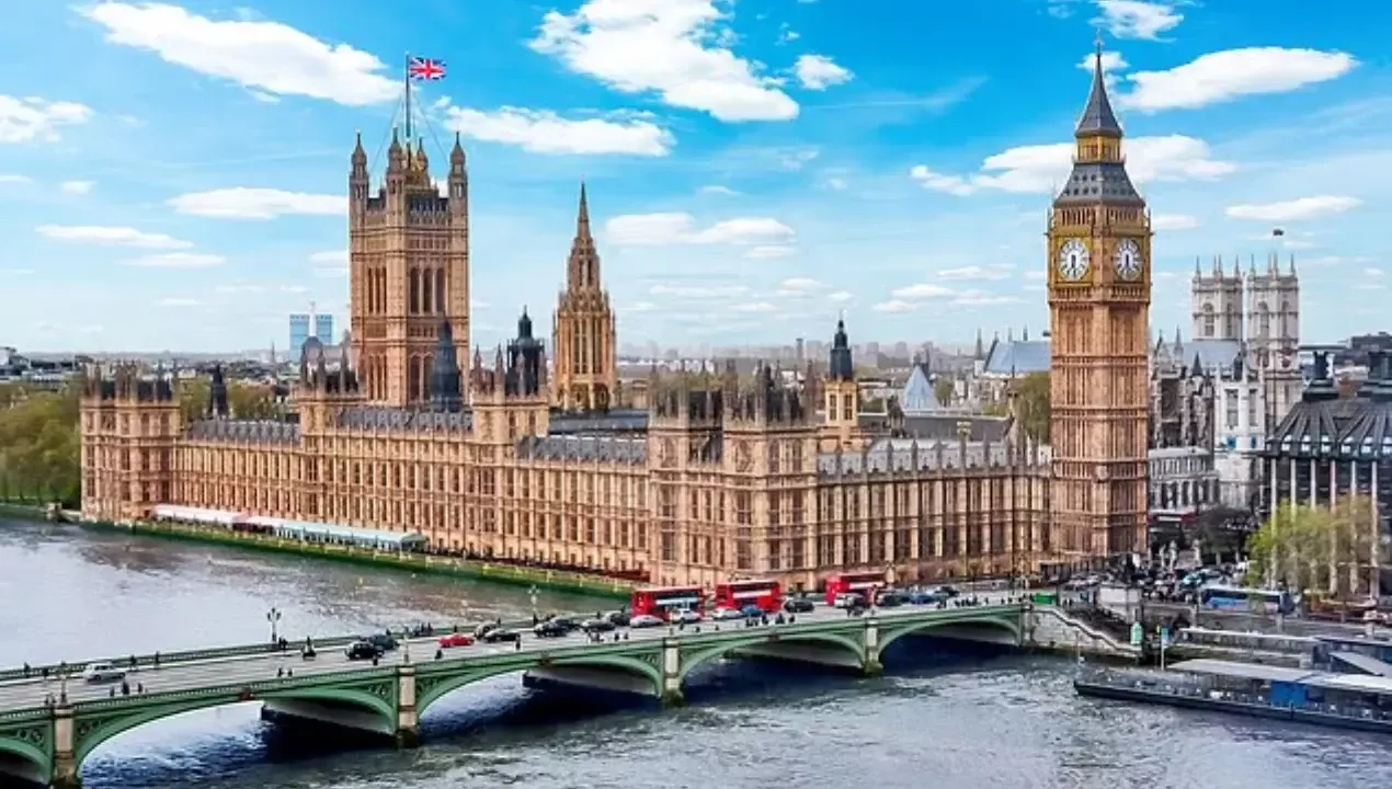 Deutsche Bank va parlamentda ikki ishda ishlagani aniqlandi