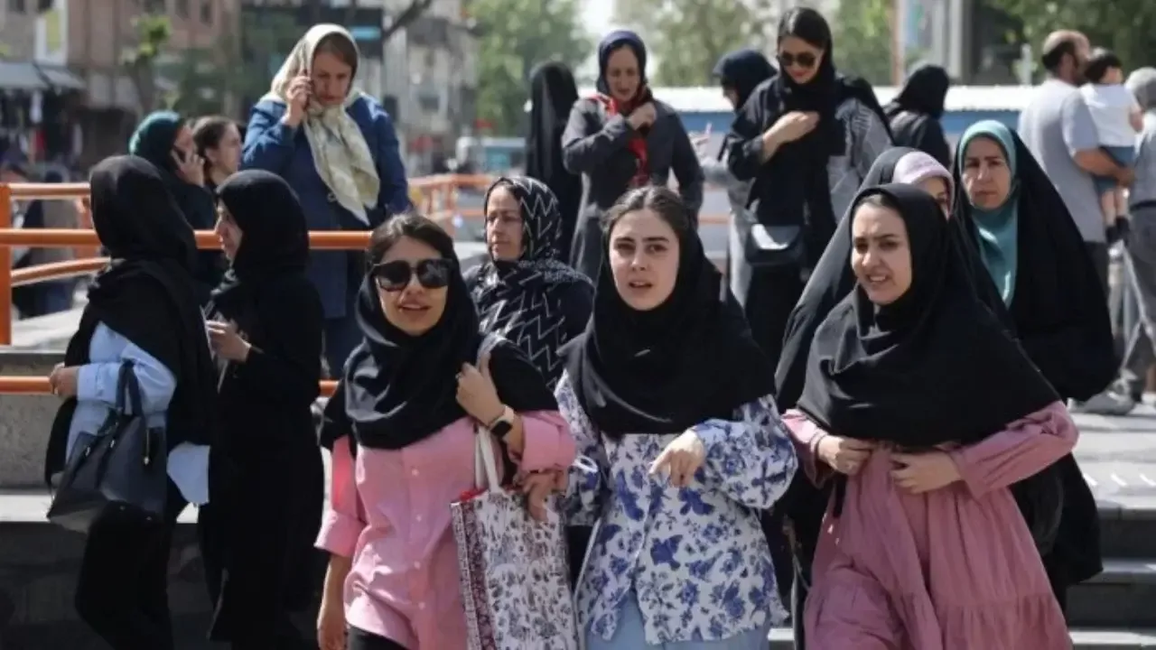 Eron majburiy hijob kiyishni bekor qildi