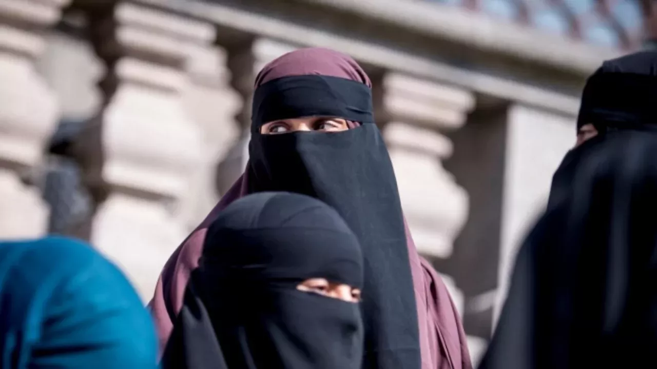 Italiyada jamoat joylarida burqa taqiqlandi loyihasi