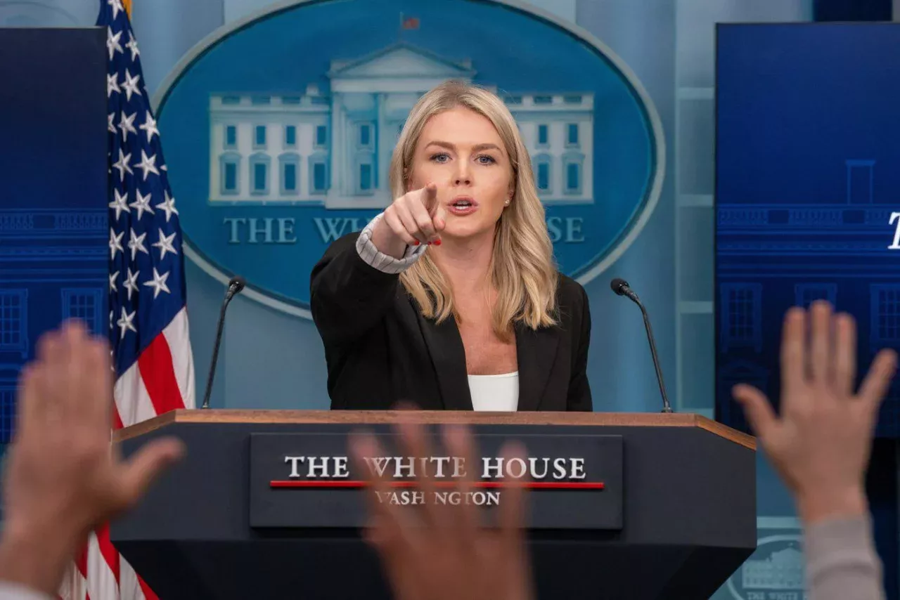 Levitt jurnalistga keskin javob berdi, Tramp qo‘llab-quvvatladi