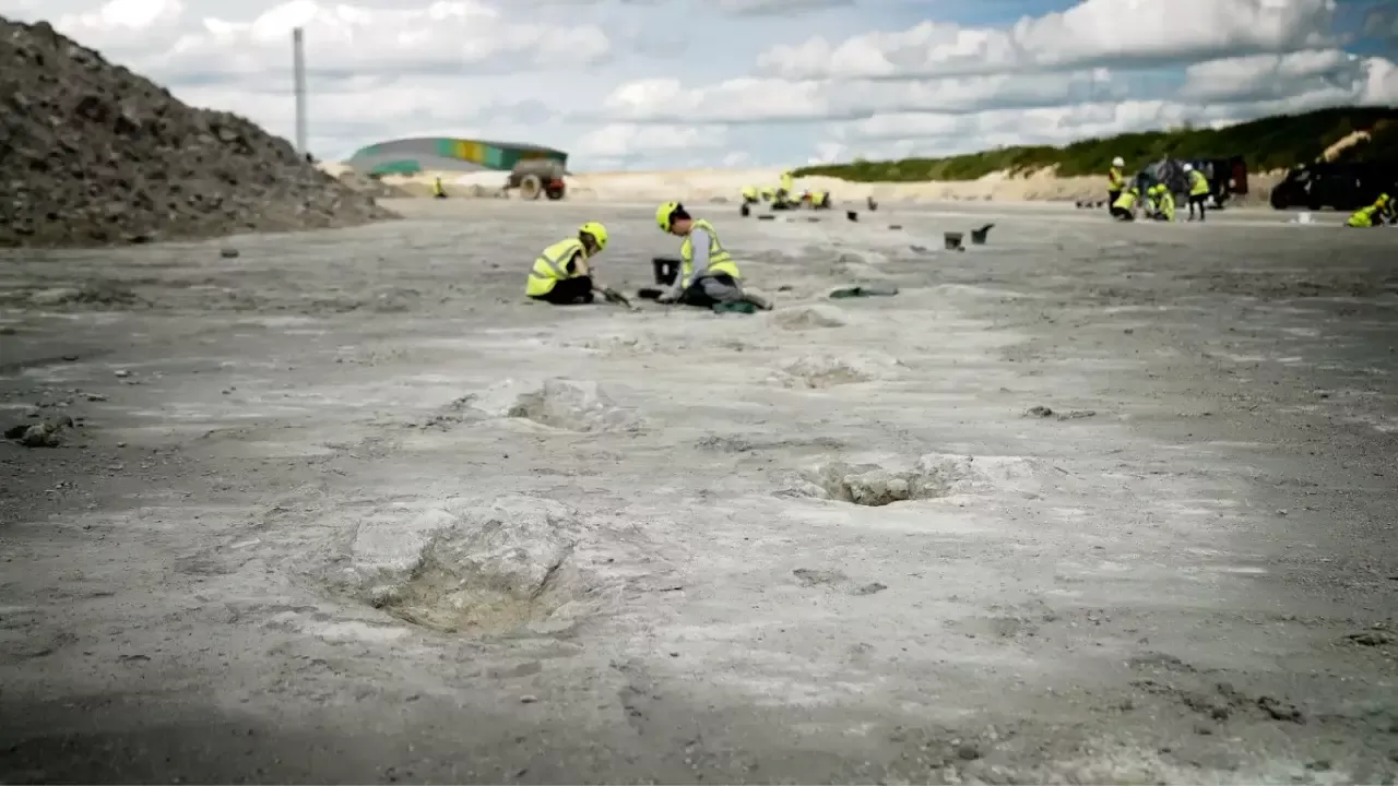 Oksfordshirda 220 metrli dinozavr izlari topildi