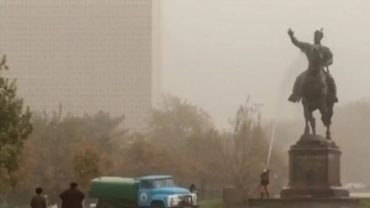 Каракалпакстан и на западе сильный ветер и пыльная буря