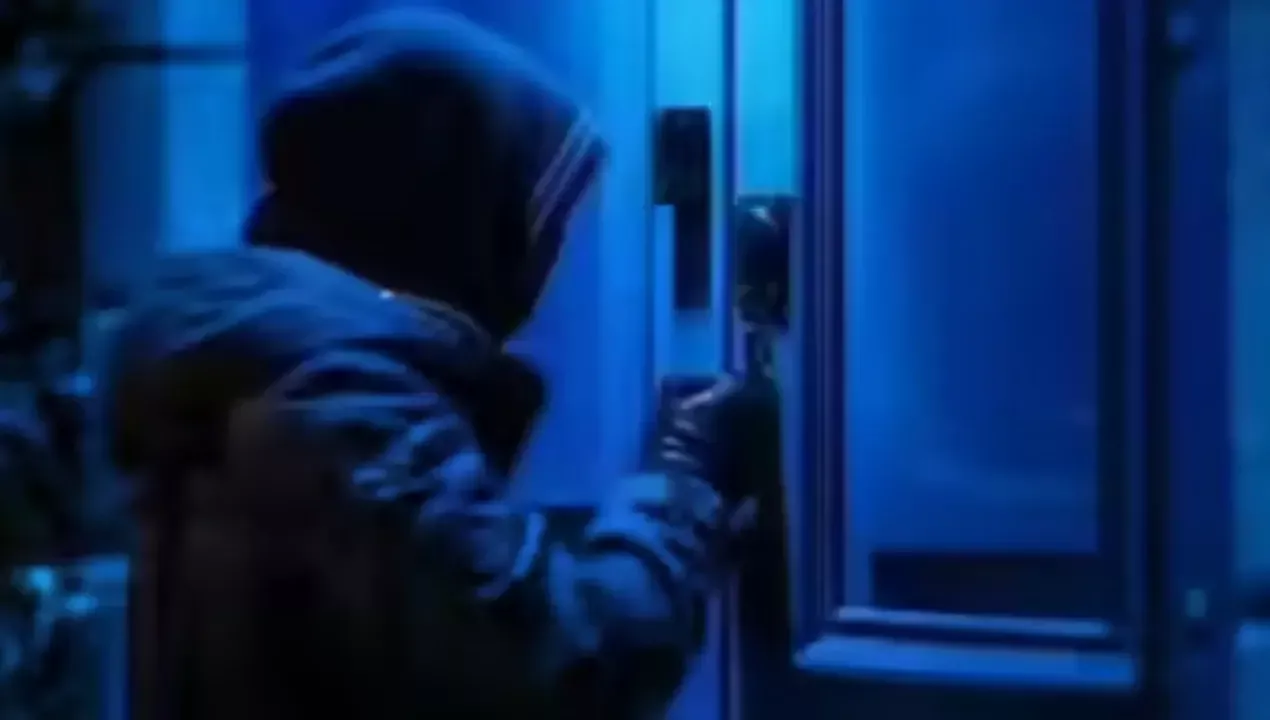 Varanasi mahkumi kino uslubida qochib ketdi