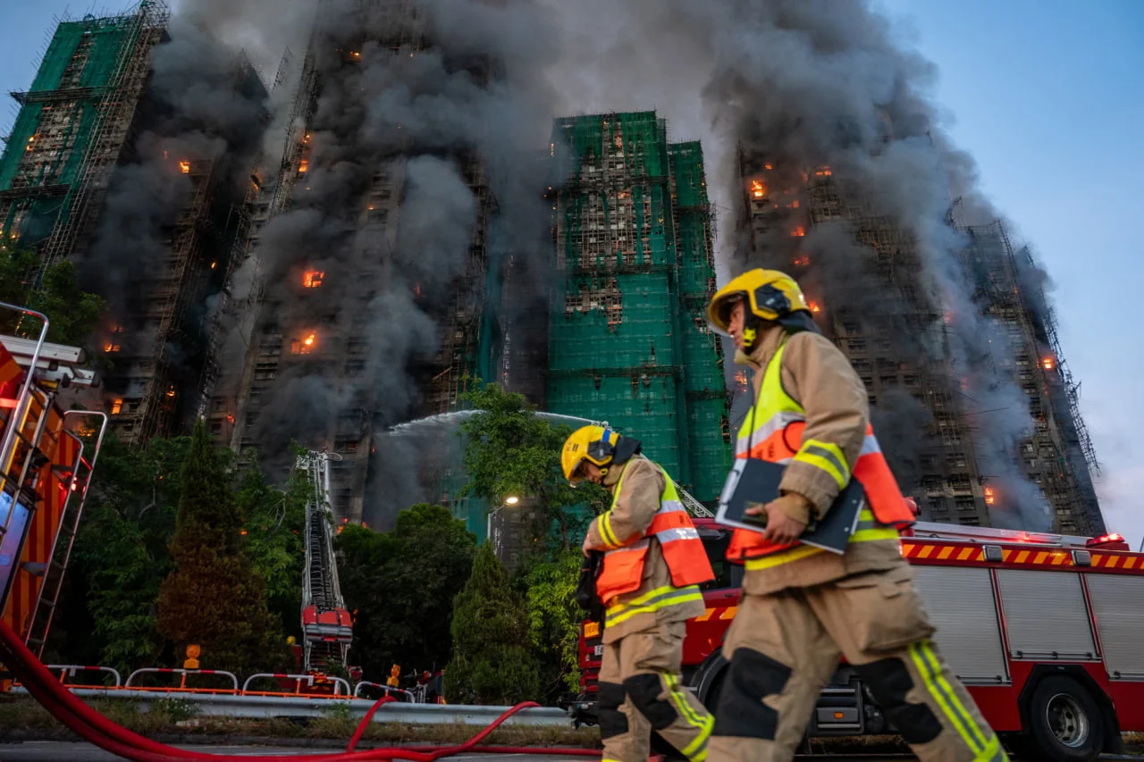Major fire in Hong Kong: one firefighter died
