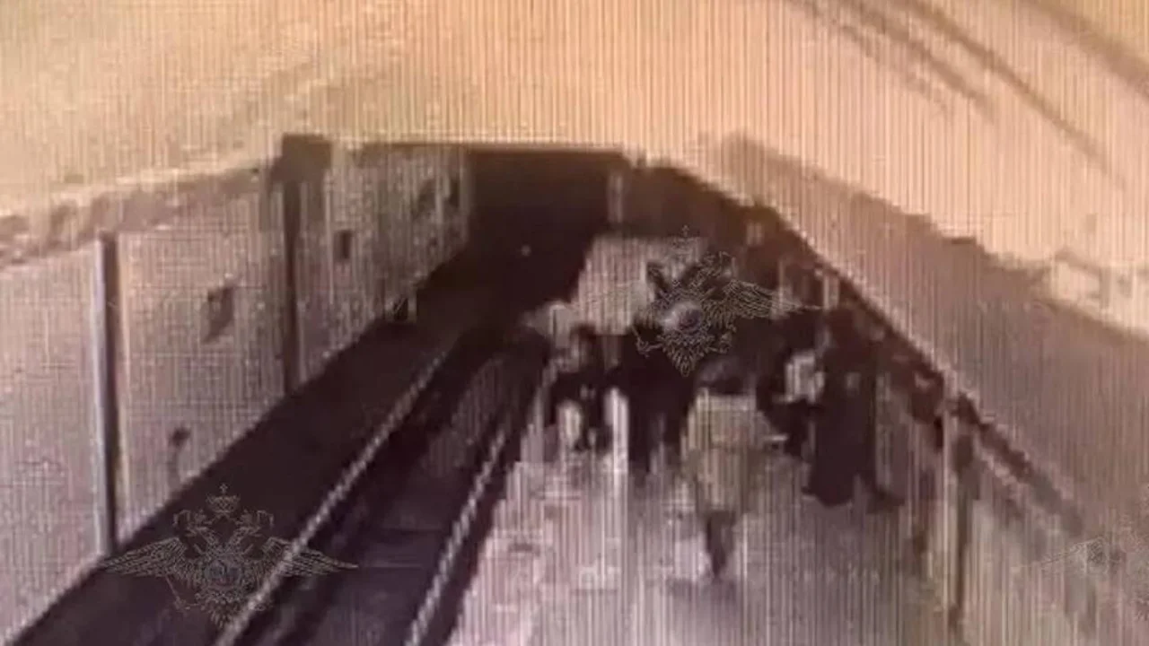 Moskva metrosida ayol qizni relsga itarib yubordi