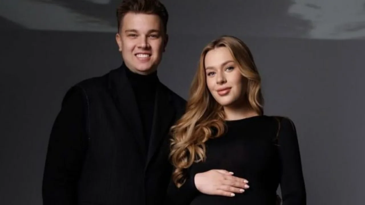 Семья Гербер на фото с новорожденной дочерью