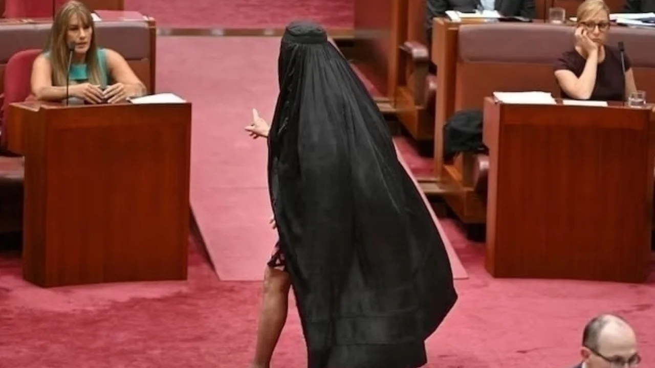 Senatorning burqa kiyib parlamentga kirishi tanqidga uchradi