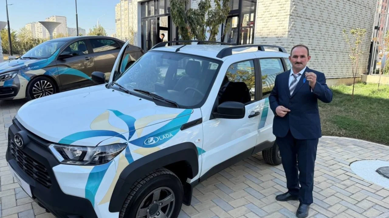 A car was gifted to a teacher who walked for 18 years