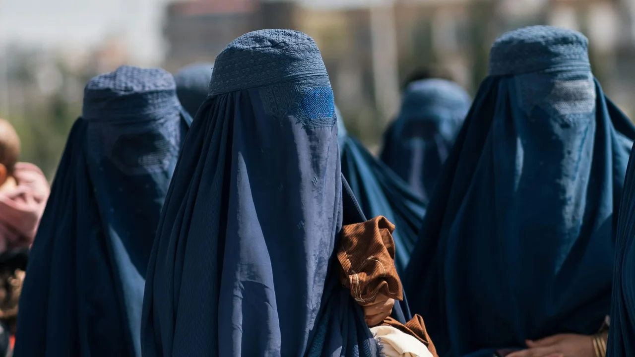 Hirotda ayollarga burqasiz muassasalarga kirish taqiqlandi