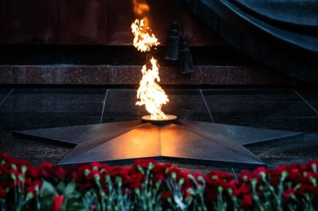 Парень, зажегший сигарету от Вечного огня, приговорён к наказанию