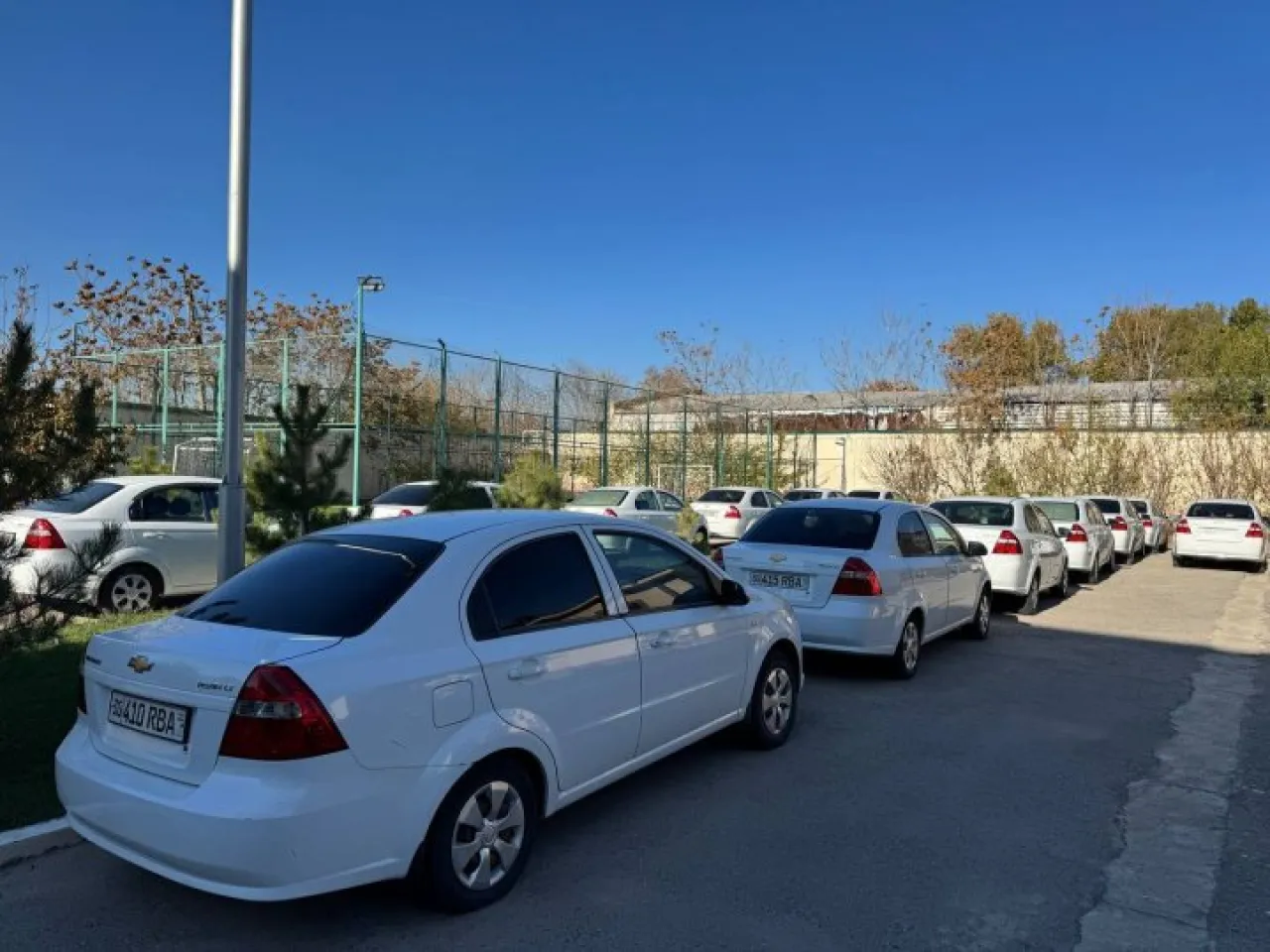 Samarqandda qarzdorlardan olingan 15 ta Nexia sotuvda