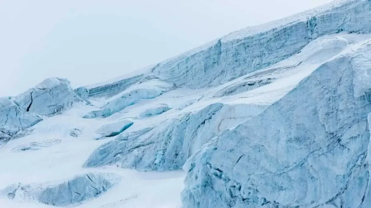 Ледник Дидал откололся от горы и создал угрозу