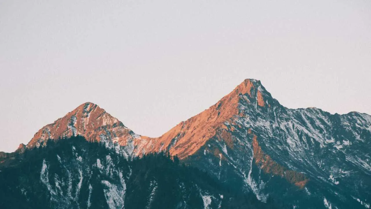 В горах Узбекистана холодно, на равнинах тепло.