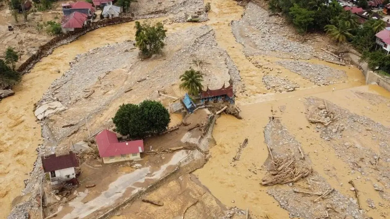 Floods in Indonesia claimed the lives of 442 people