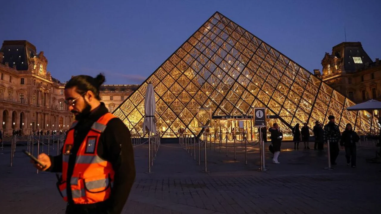 Louvre staff strike for working conditions