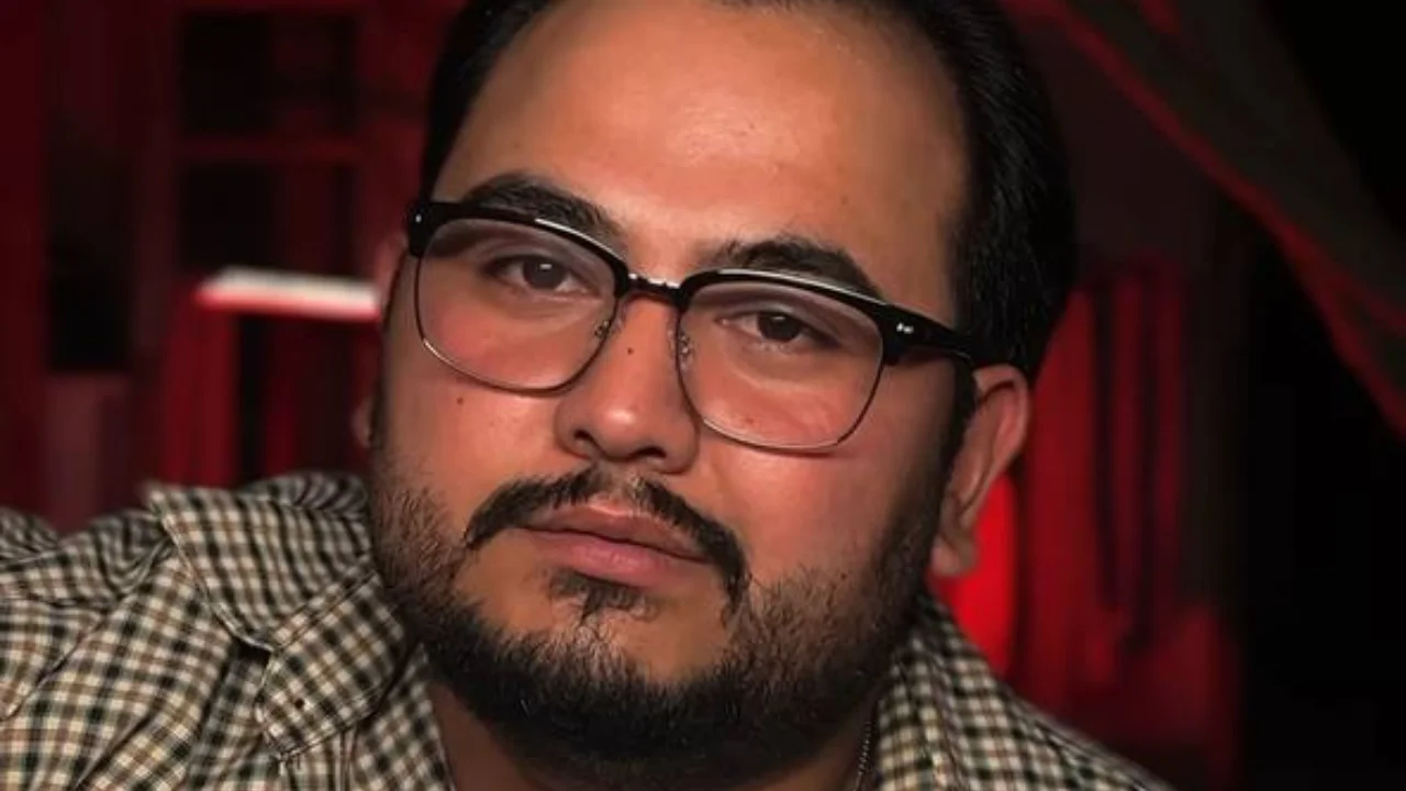 Abdurahim gifted a car to his brother on stage