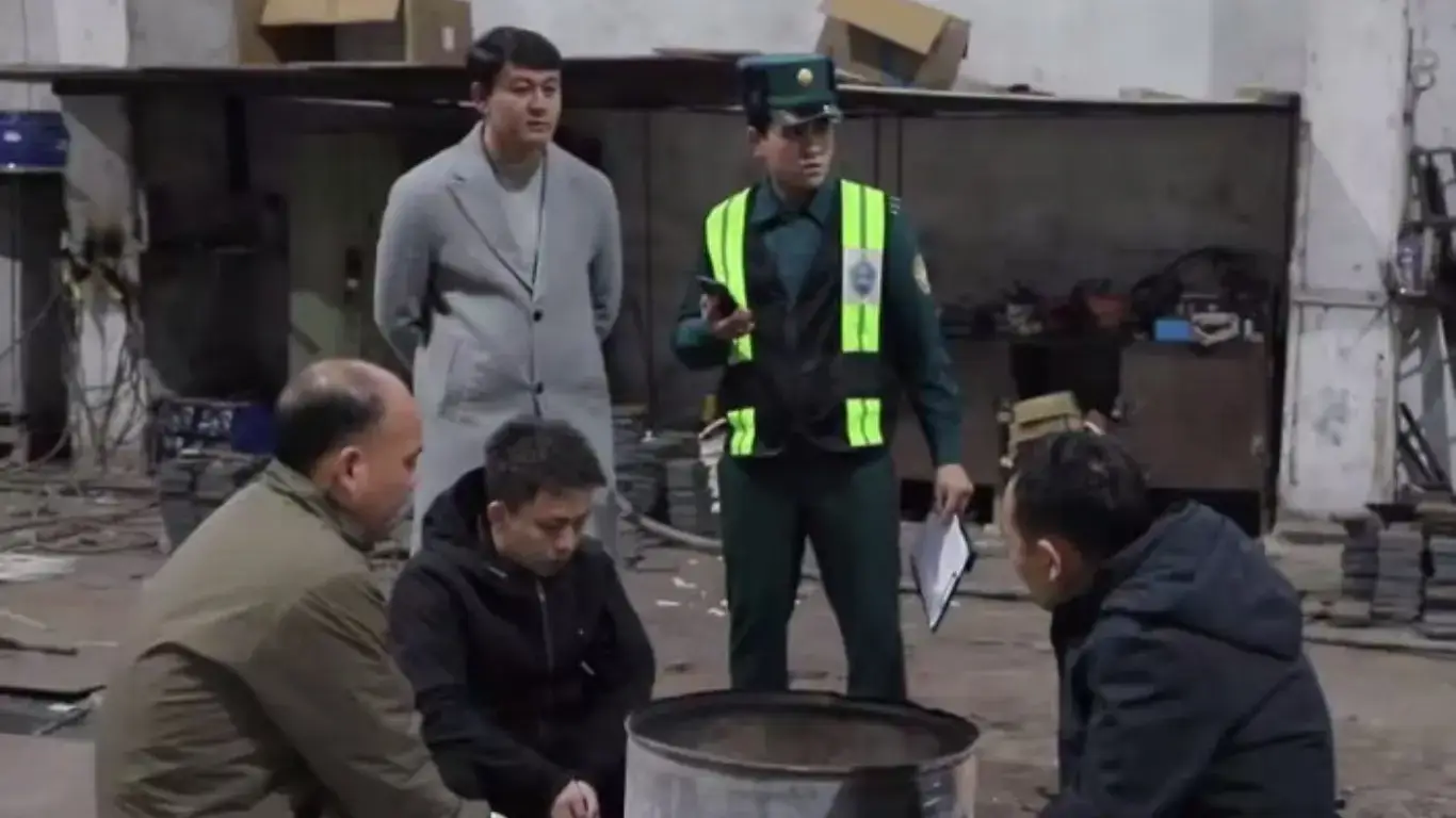 Иностранцам, сжегшим узбекский сум, назначен штраф в размере 41 млн