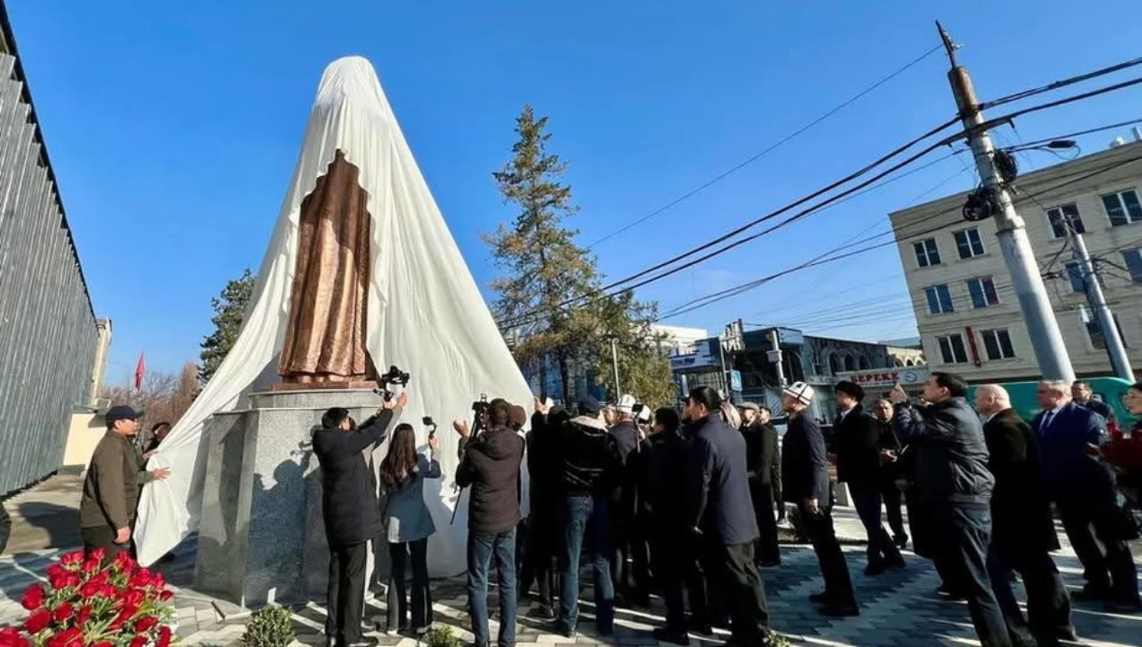 В Оше открыт памятник Алишеру Навои