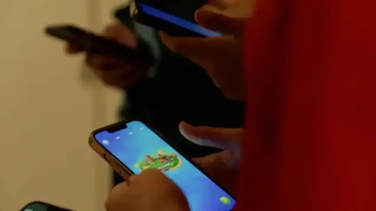 Fransiya maktablarida telefon taqiqi kengaytiriladi