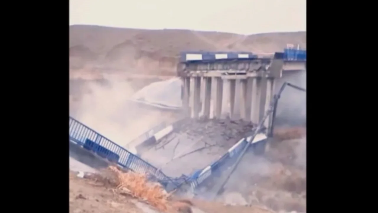 В Туркестане обрушился старый мост