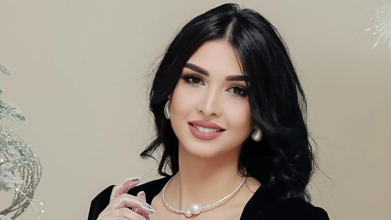 Маржона Мирзаалиева с сыном на праздничной фотографии