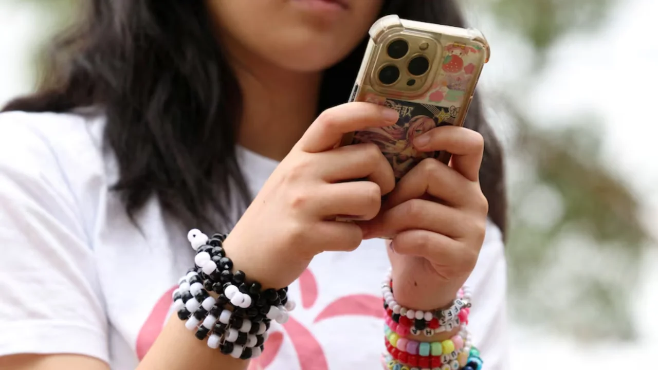 Australia banned social networks for children