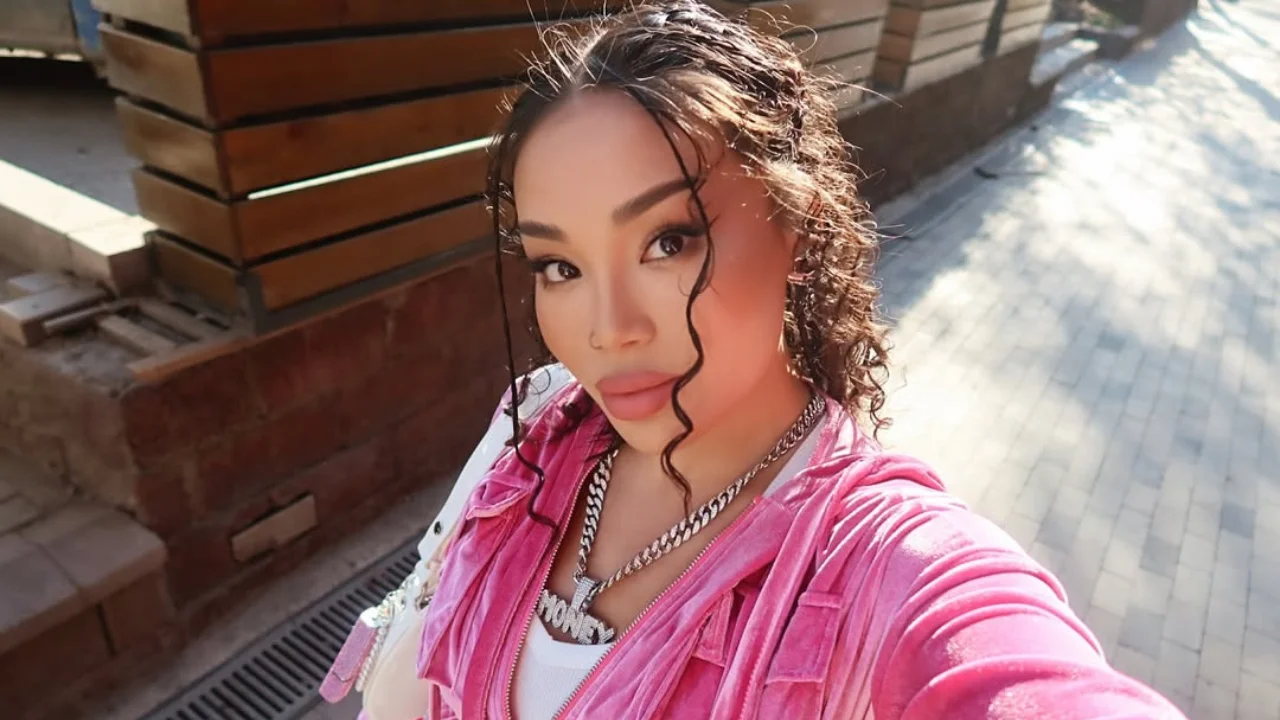 Say Mo performance: freedom of stage or against culture?