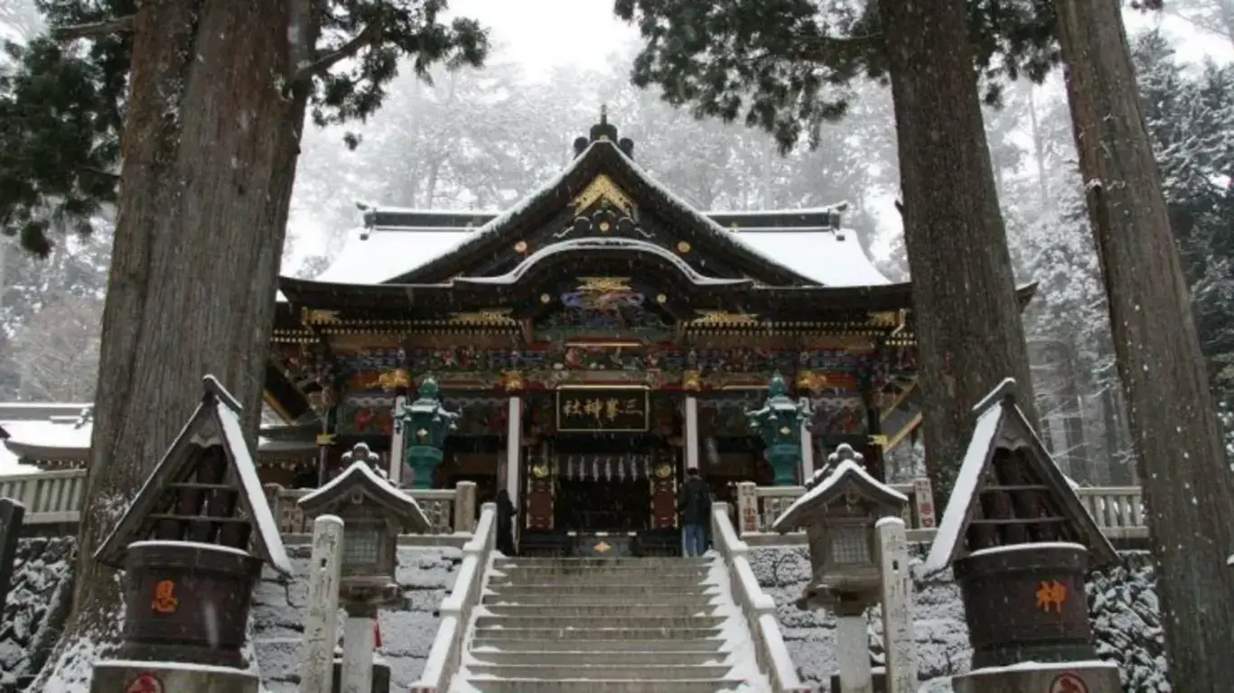 Over 130 people stranded in a shrine due to snow in Japan