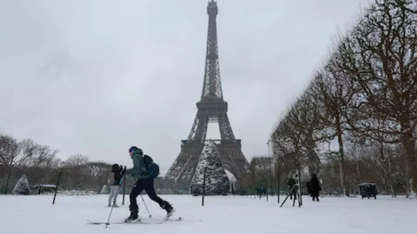 Heavy snow in Europe seriously affected transportation