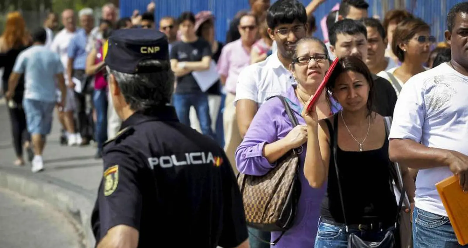 Испания начинает легализацию 500 тысяч мигрантов