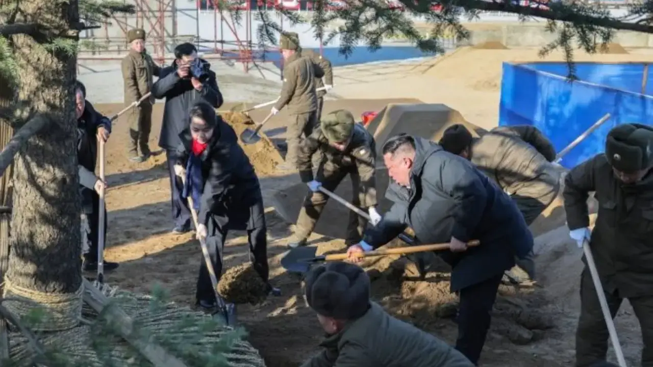 Kim Chen In qizi bilan muzeyda daraxt ekdi