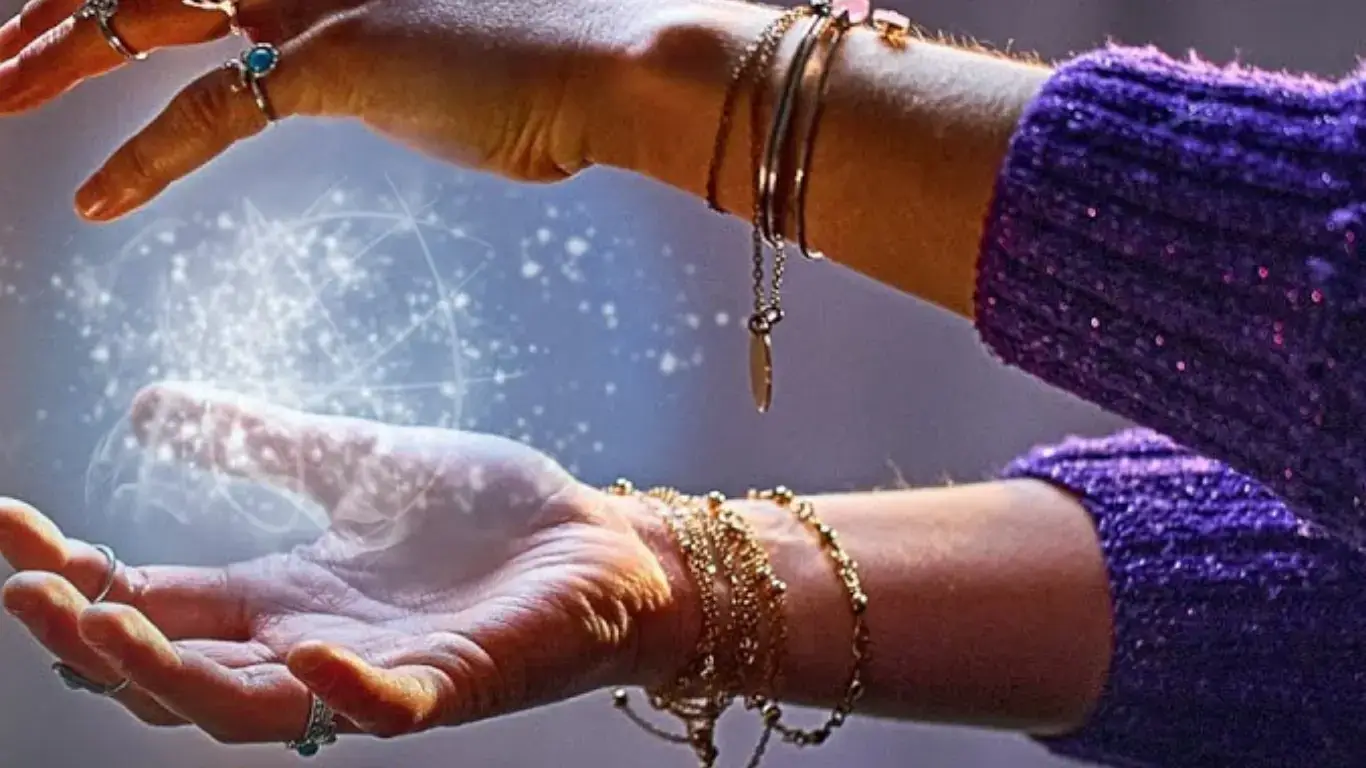 Fortune teller in Thailand stole client's phone