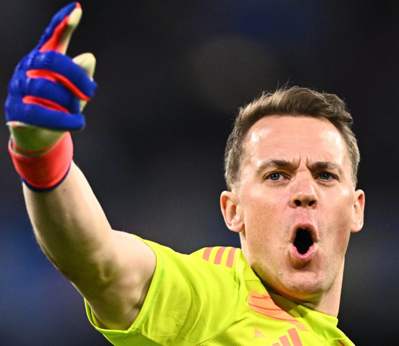 Мануэль Нойер получил травму, срок восстановления неизвестен