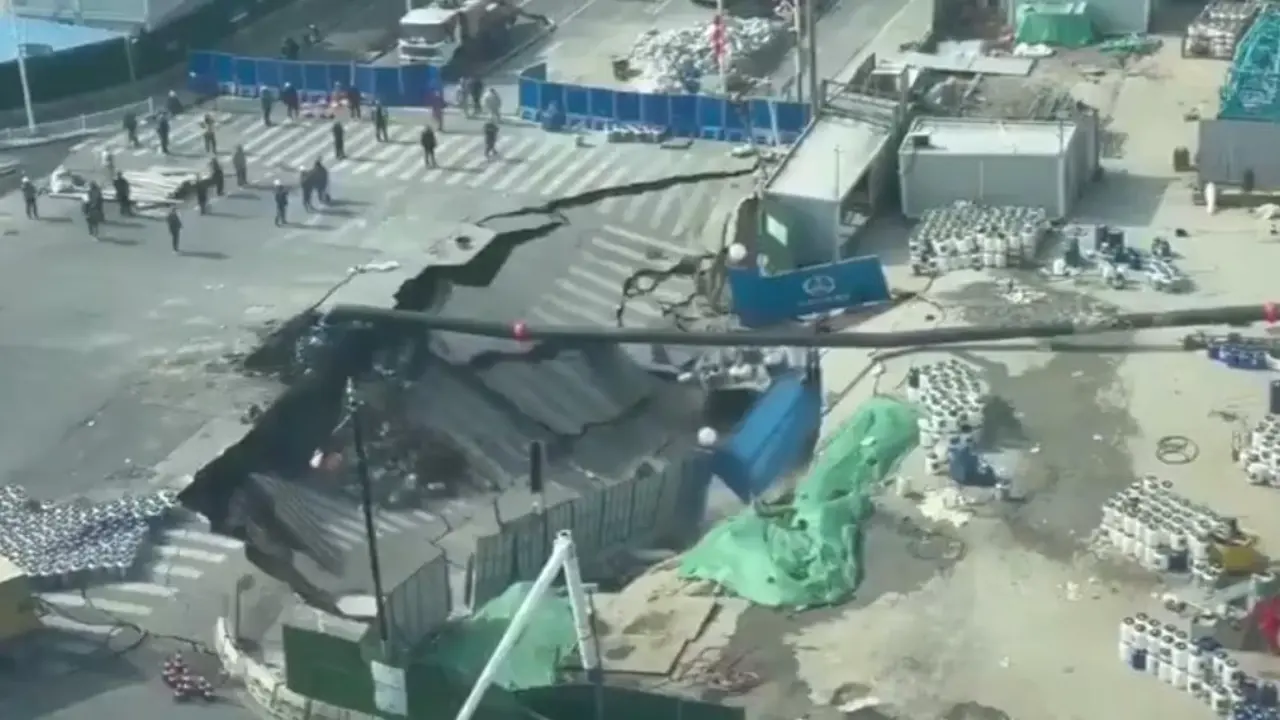 Обрушение земли в Шанхае: пострадавших нет