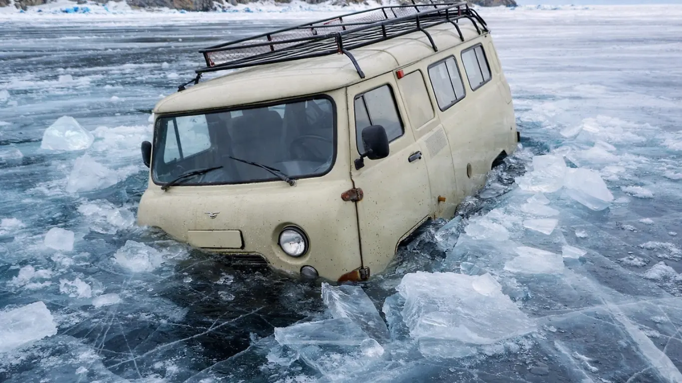 Minibus sank in Lake Baikal, 7 tourists died