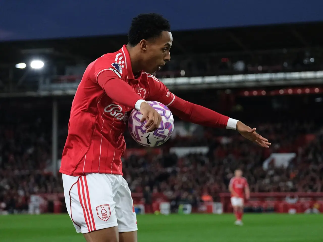 Omari Hutchinson uchun Premer-liga klublari kurashmoqda