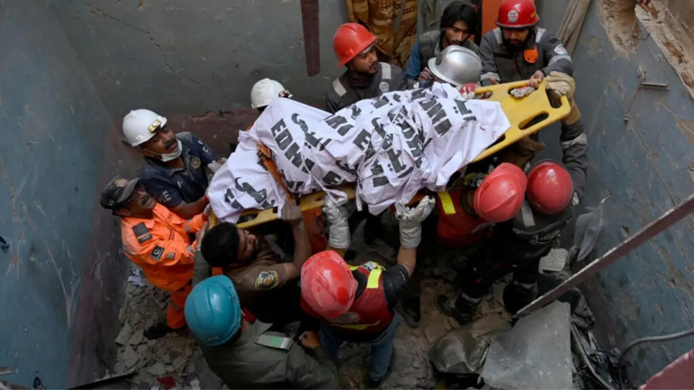 Взрыв газа в Карачи: погибло 16 человек